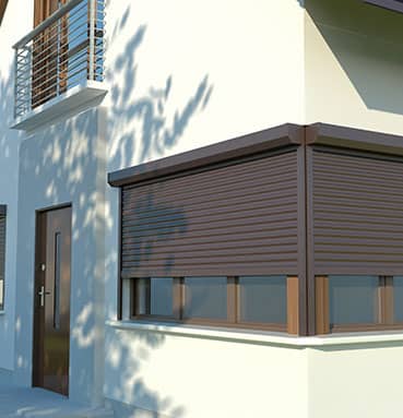 Ein modernes Wohnhaus mit geschlossenen braunen Rollläden an den Fenstern